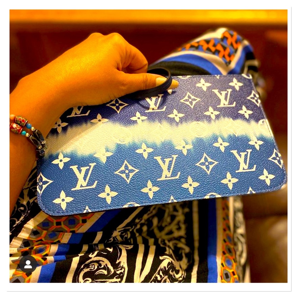 🦋💙Louis Vuitton Summer Escale Wristlet Pochette